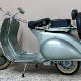 Una per� ci sembra in buone condizioni: � una Vespa V 98 verde acqua, la cosiddetta "faro basso"